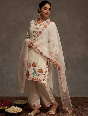 Women Floral Embroidered Regular Thread Work Kurta with Trousers & With Dupatta 3