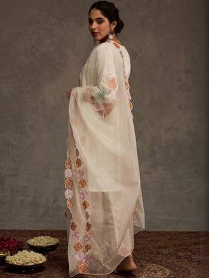 Women Floral Embroidered Regular Thread Work Kurta with Trousers & With Dupatta 4