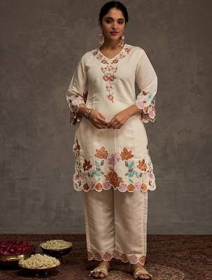 Women Floral Embroidered Regular Thread Work Kurta with Trousers & With Dupatta 5