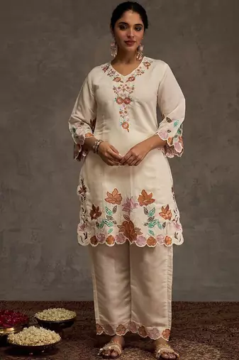 Women Floral Embroidered Regular Thread Work Kurta with Trousers & With Dupatta