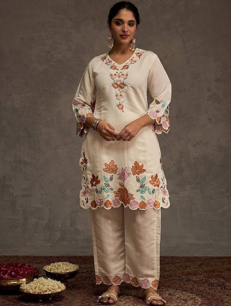 Women Floral Embroidered Regular Thread Work Kurta with Trousers & With Dupatta