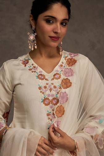 Women Floral Embroidered Kurta with Trousers & Dupatta