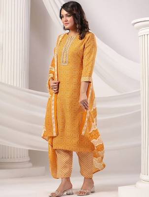 Women Bandhani Printed Regular Mirror Work Kurta Trousers With Dupatta 4