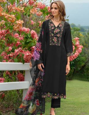 Women Floral Embroidered Regular Thread Work Liva Kurta with Trousers & With Dupatta 1