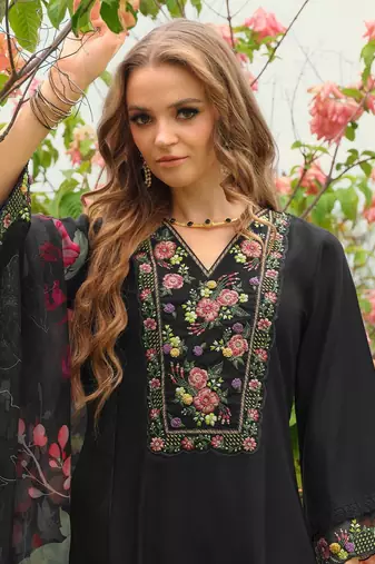 Women Floral Embroidered Regular Thread Work Liva Kurta with Trousers & With Dupatta