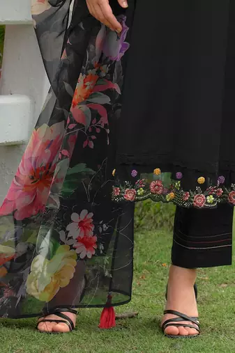 Women Floral Embroidered Regular Thread Work Liva Kurta with Trousers & With Dupatta