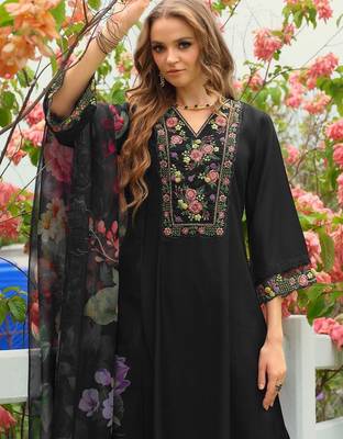 Women Floral Embroidered Regular Thread Work Liva Kurta with Trousers & With Dupatta 4