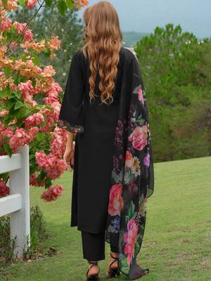 Women Floral Embroidered Regular Thread Work Liva Kurta with Trousers & With Dupatta 5