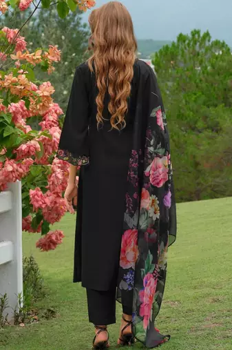 Women Floral Embroidered Regular Thread Work Liva Kurta with Trousers & With Dupatta