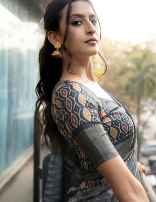 Grey polyester woven design saree with blouse 5
