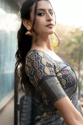 Grey polyester woven design saree with blouse
