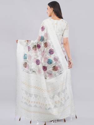 Off white silk blend printed saree with blouse 4