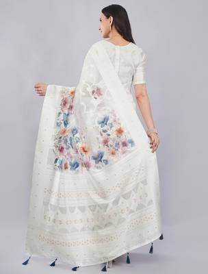 Off white silk blend printed saree with blouse 4