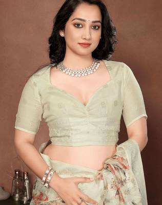 Off white silk blend printed saree with blouse 5