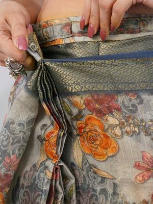 Grey polyester printed saree with blouse 3