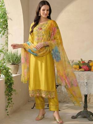 Women Floral Embroidered Regular Thread Work Kurta with Trousers & With Dupatta 1