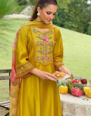 Women Floral Embroidered Regular Thread Work Kurta with Trousers & With Dupatta 3