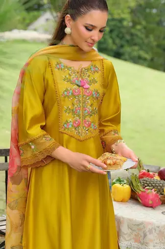 Women Floral Embroidered Regular Thread Work Kurta with Trousers & With Dupatta