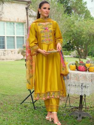 Women Floral Embroidered Regular Thread Work Kurta with Trousers & With Dupatta 4