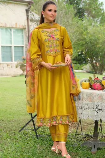 Women Floral Embroidered Regular Thread Work Kurta with Trousers & With Dupatta