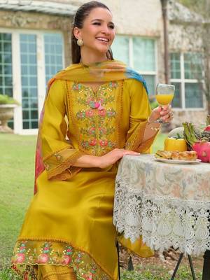 Women Floral Embroidered Regular Thread Work Kurta with Trousers & With Dupatta 5