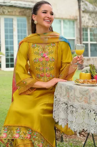 Women Floral Embroidered Regular Thread Work Kurta with Trousers & With Dupatta