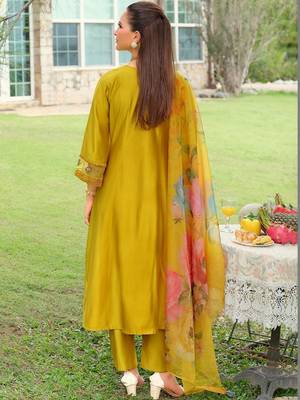 Women Floral Embroidered Regular Thread Work Kurta with Trousers & With Dupatta 6
