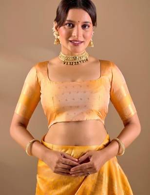 Off white silk blend woven design saree with blouse 4