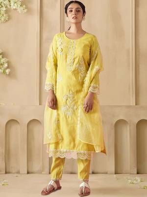Women Floral Embroidered Regular Thread Work Kurta with Trousers & With Dupatta 1