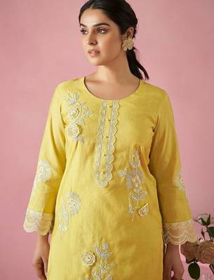 Women Floral Embroidered Regular Thread Work Kurta with Trousers & With Dupatta 2