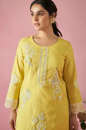 Women Floral Embroidered Regular Thread Work Kurta with Trousers & With Dupatta