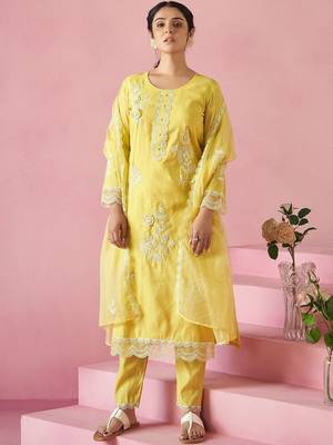 Women Floral Embroidered Regular Thread Work Kurta with Trousers & With Dupatta 4