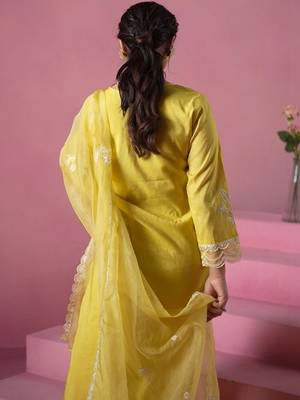 Women Floral Embroidered Regular Thread Work Kurta with Trousers & With Dupatta 5