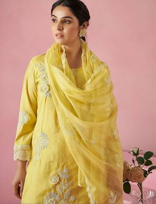 Women Floral Embroidered Regular Thread Work Kurta with Trousers & With Dupatta 6