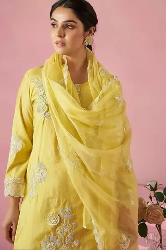 Women Floral Embroidered Regular Thread Work Kurta with Trousers & With Dupatta