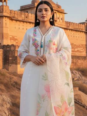 Women Floral Embroidered Regular Thread Work Kurta & Trousers With Dupatta 1