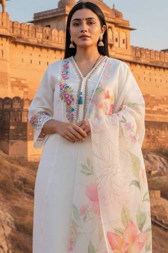 Women Floral Embroidered Regular Thread Work Kurta & Trousers With Dupatta