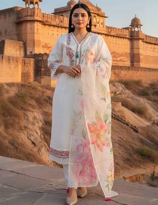 Women Floral Embroidered Regular Thread Work Kurta & Trousers With Dupatta 5