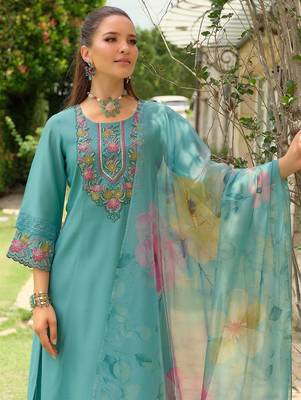 Women Floral Embroidered Regular Thread Work Kurta with Trousers & Dupatta 1