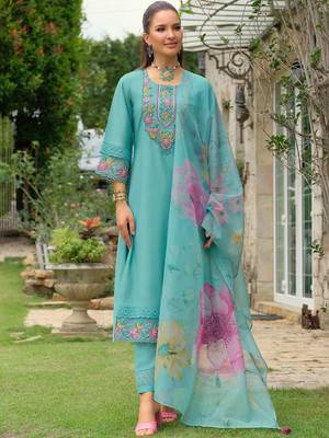 Women Floral Embroidered Regular Thread Work Kurta with Trousers & Dupatta 2