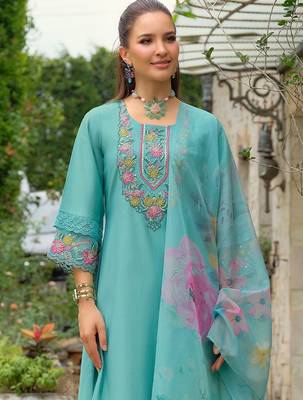 Women Floral Embroidered Regular Thread Work Kurta with Trousers & Dupatta 3