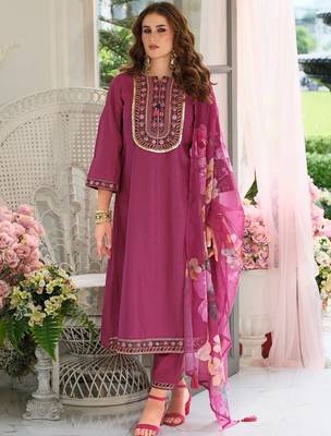 Women Floral Embroidered Kurta with Trousers & Dupatta 2