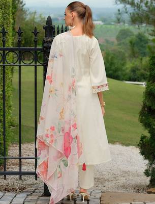 Floral Embroidered Thread Work V-Neck A-Line Kurta With Trousers & Dupatta 3
