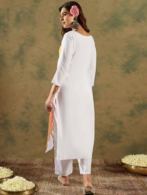 Women Floral Printed Regular Kurta with Trousers 3