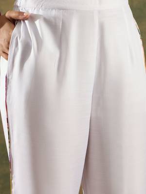 Women Floral Printed Regular Kurta with Trousers 6