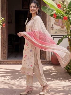Women Floral Embroidered Regular Patchwork Kurta with Trousers & With Dupatta 3