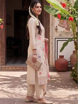 Women Floral Embroidered Regular Patchwork Kurta with Trousers & With Dupatta 6