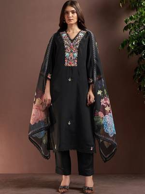 Women Floral Embroidered Regular Thread Work Kurta with Trousers & With Dupatta 1
