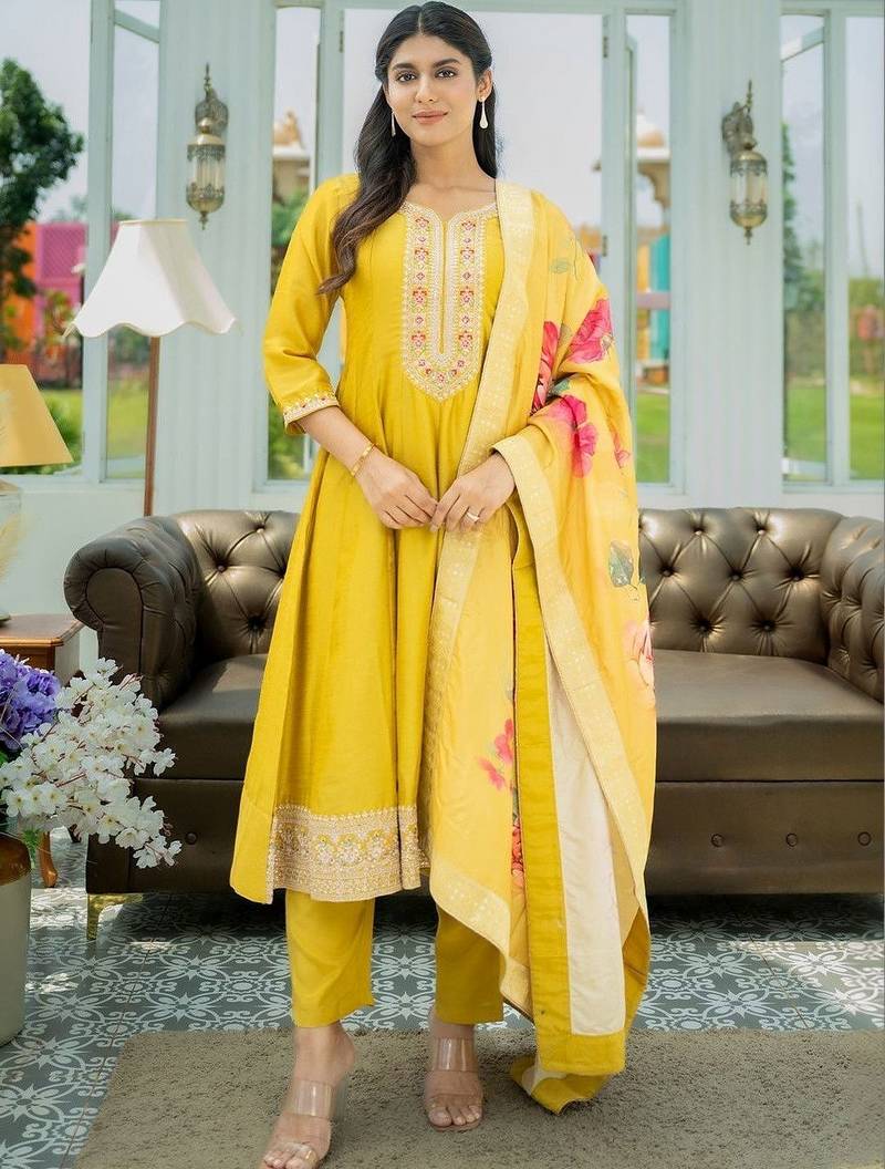 Women Floral Embroidered Regular Thread Work Kurta with Trousers & With Dupatta