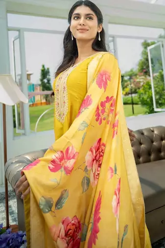 Women Floral Embroidered Regular Thread Work Kurta with Trousers & With Dupatta